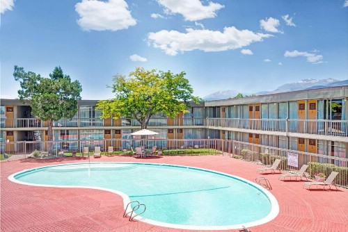 Super 8 by Wyndham Meadow Wood Courtyard - image 4