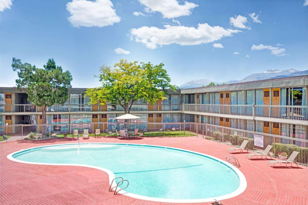 Super 8 by Wyndham Meadow Wood Courtyard - image 4