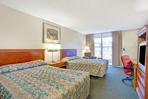 Super 8 by Wyndham Meadow Wood Courtyard - image 9