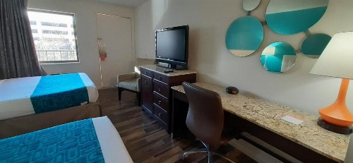 Howard Johnson by Wyndham Reno - image 2