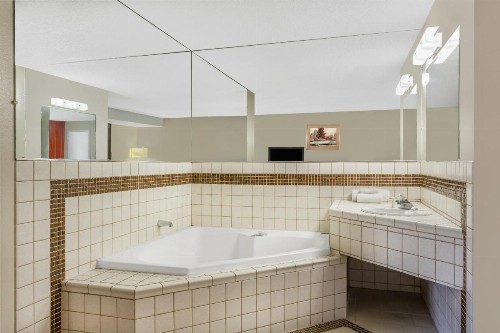 Travelodge by Wyndham Reno - image 15