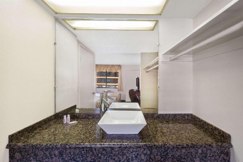 Travelodge by Wyndham Reno - image 35