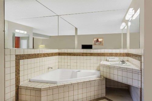 Travelodge by Wyndham Reno - image 40