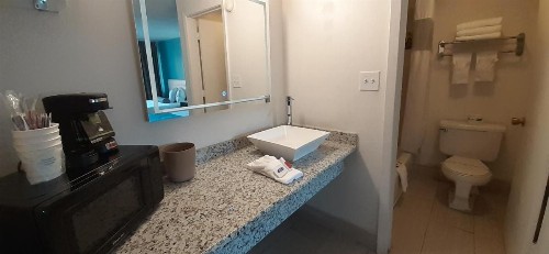 Howard Johnson by Wyndham Downtown Reno - image 3