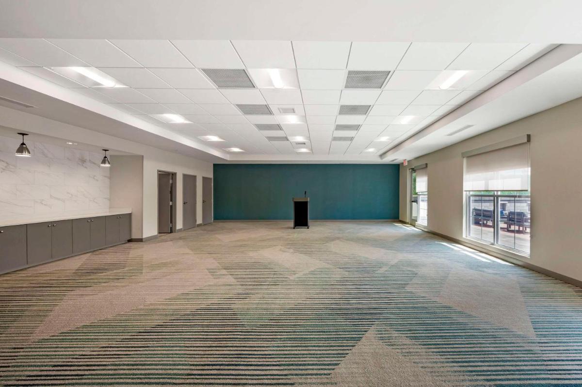 Econo Lodge - image 4