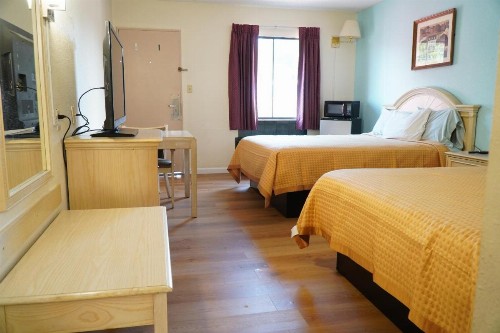 Quality Quarters Inn - image 12