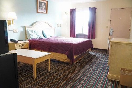 Quality Quarters Inn - image 17