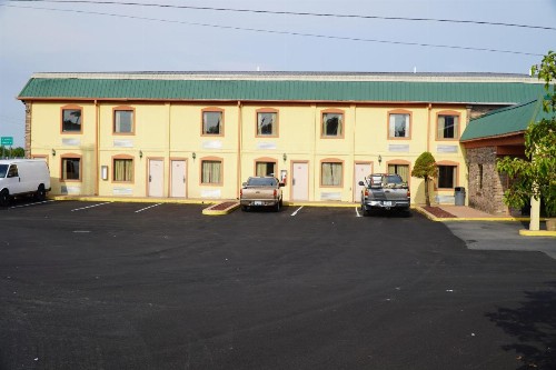 Quality Quarters Inn - image 20