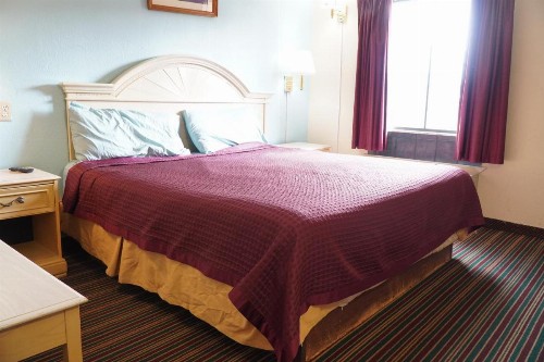 Quality Quarters Inn - image 28