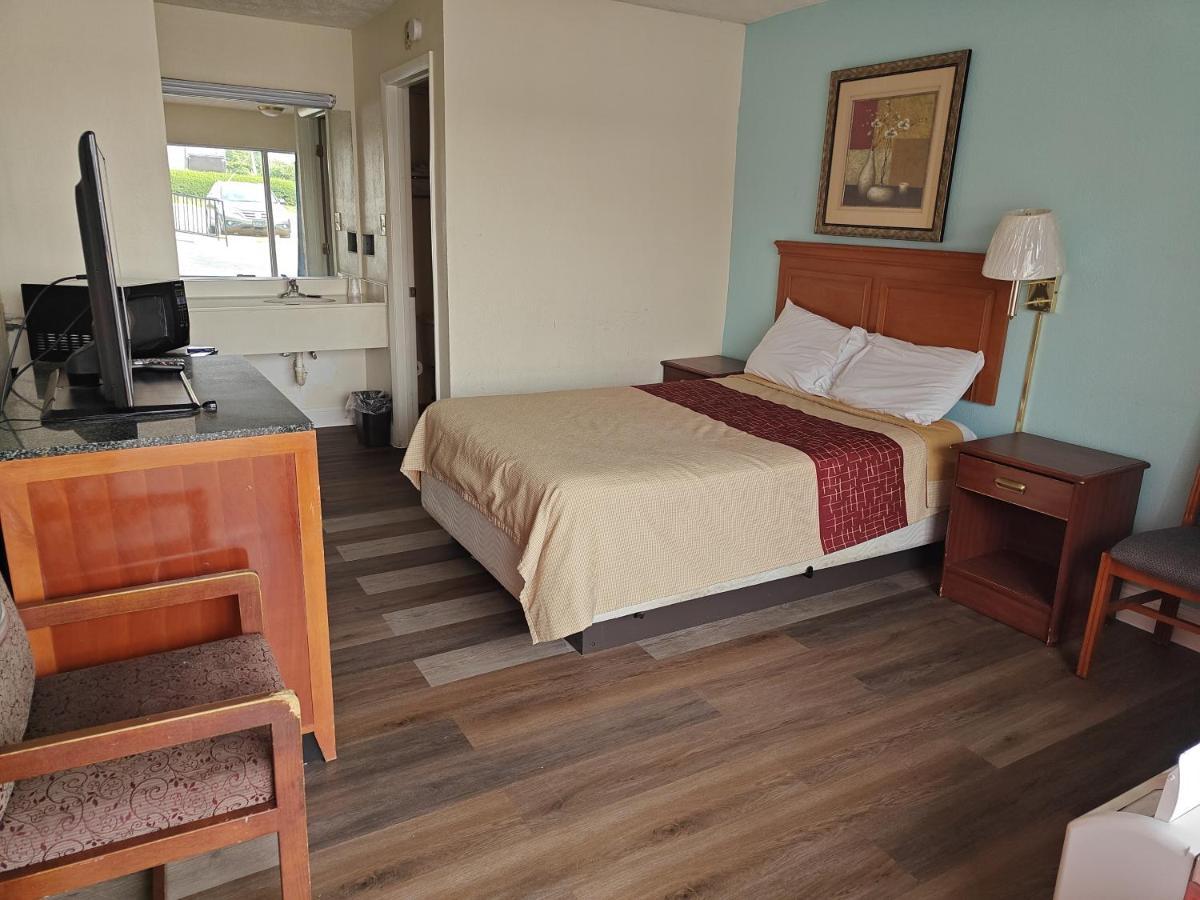 Countryside Inn Motel - image 3