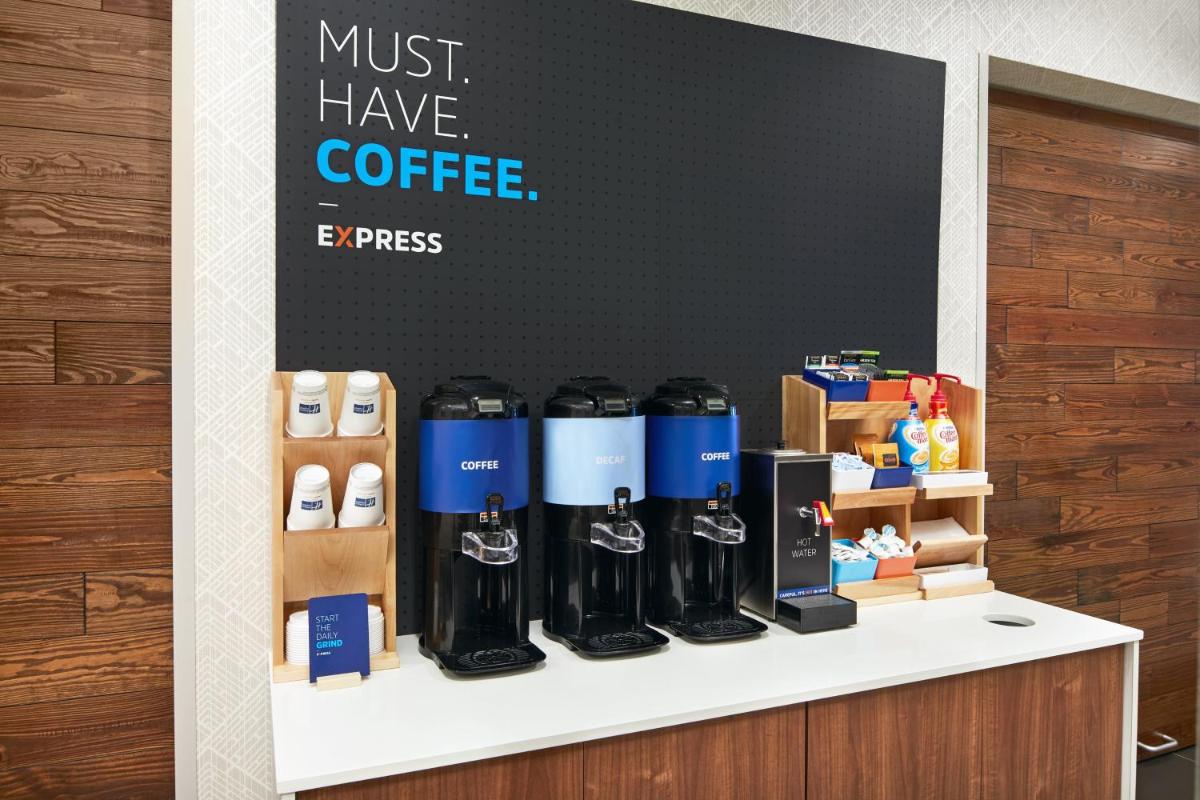 Holiday Inn Express Richmond - Midtown an IHG Hotel - image 6
