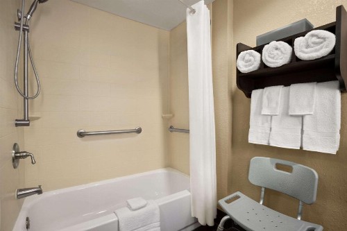 La Quinta Inn & Suites by Wyndham Richmond-Midlothian - image 11