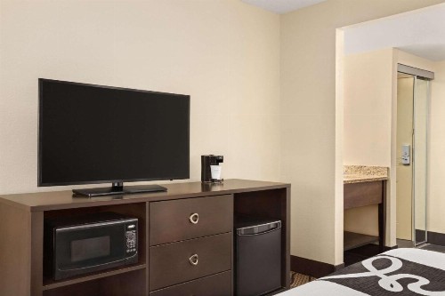 La Quinta Inn & Suites by Wyndham Richmond-Midlothian - image 15