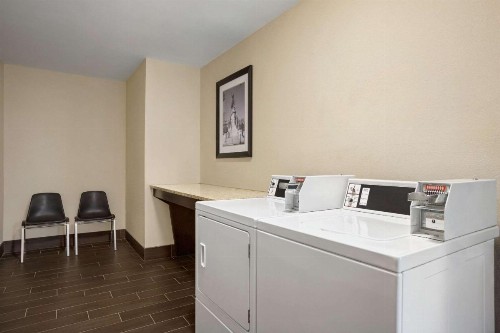 La Quinta Inn & Suites by Wyndham Richmond-Midlothian - image 29