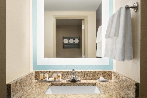 La Quinta Inn & Suites by Wyndham Richmond-Midlothian - image 49