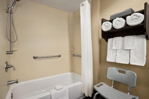 La Quinta Inn & Suites by Wyndham Richmond-Midlothian - image 50