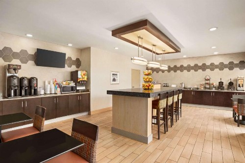 La Quinta Inn & Suites by Wyndham Richmond-Midlothian - image 7