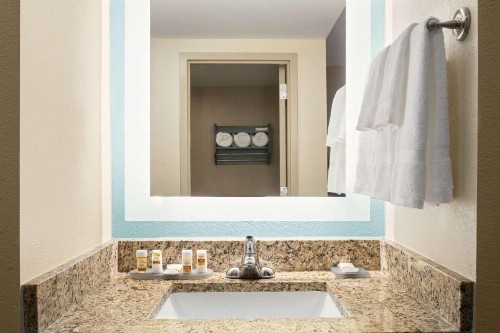 La Quinta Inn & Suites by Wyndham Richmond-Midlothian - image 9
