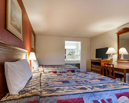 Econo Lodge Richmond - image 12
