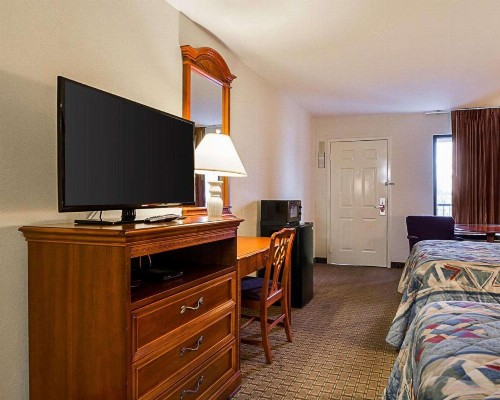 Econo Lodge Richmond - image 18