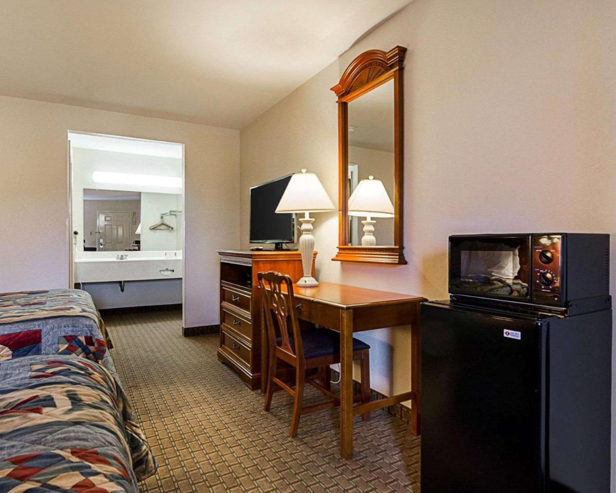 Econo Lodge Richmond - image 6
