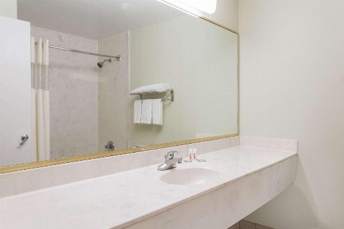 Super 8 by Wyndham Midlothian/Richmond Area - image 7