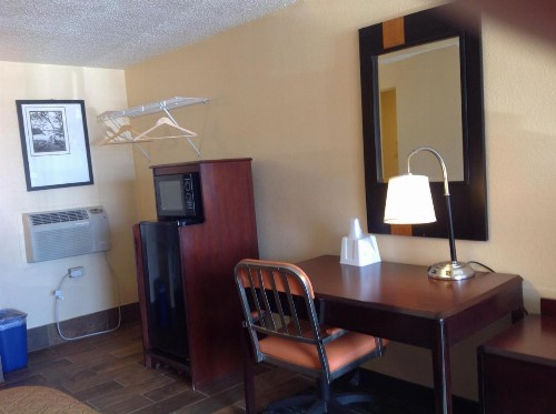DIAMOND INN & SUITES - image 10