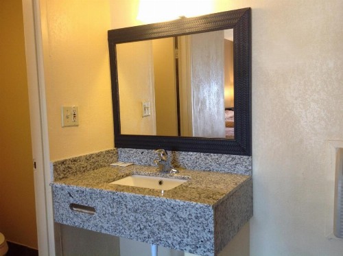 DIAMOND INN & SUITES - image 2