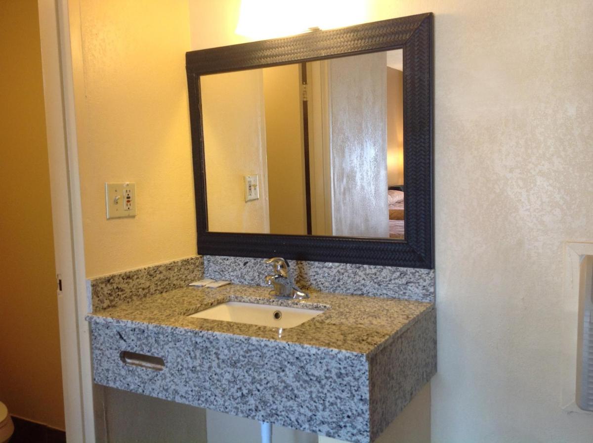 DIAMOND INN & SUITES - image 2