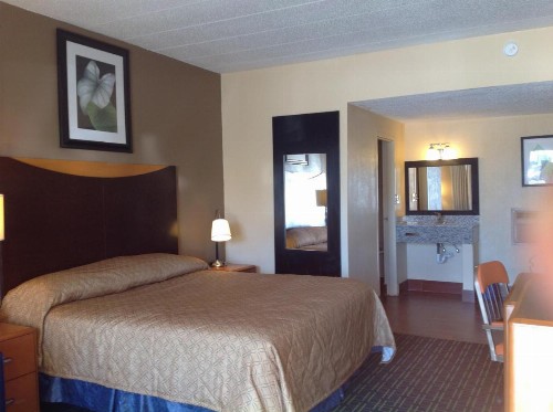 DIAMOND INN & SUITES - image 4