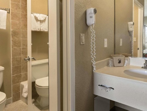 Super 8 by Wyndham Ridgecrest - image 14
