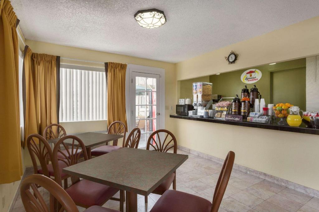 Super 8 by Wyndham Ridgecrest - image 2