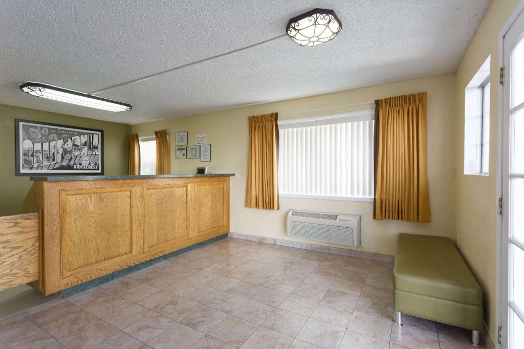 Super 8 by Wyndham Ridgecrest - image 3