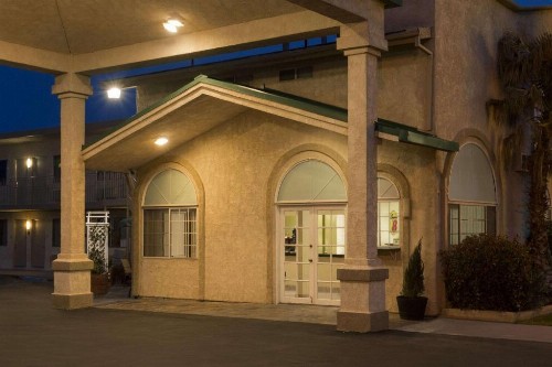Super 8 by Wyndham Ridgecrest - image 5