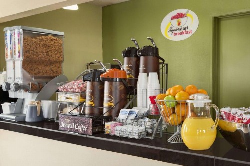 Super 8 by Wyndham Ridgecrest - image 9