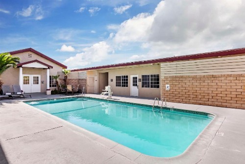 Best Western China Lake Inn - image 25