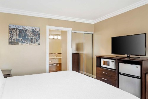 Best Western China Lake Inn - image 36