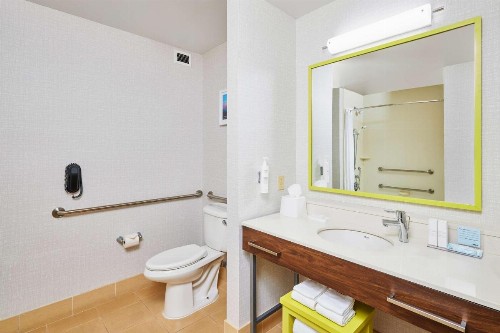 Hampton Inn & Suites Ridgecrest - image 10