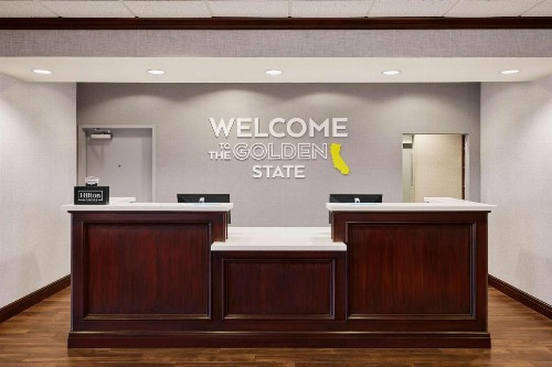 Hampton Inn & Suites Ridgecrest - image 2