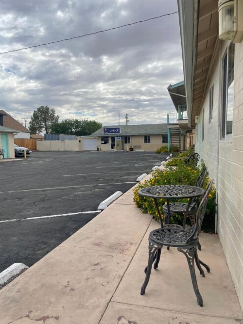 Oasis Inn & Suites - image 13