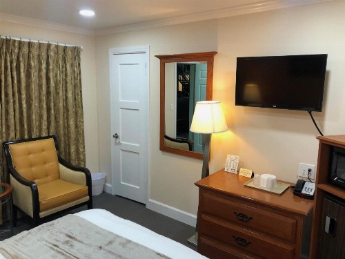Oasis Inn & Suites - image 43