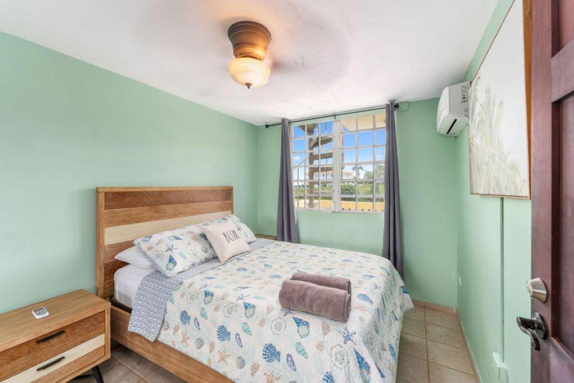 Two bedroom villa Penthouse rooftop terrace steps from Sandy Beach PRV 301Sandy Beach and the west - image 4