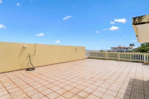 Two bedroom villa Penthouse rooftop terrace steps from Sandy Beach PRV 301Sandy Beach and the west - image 8