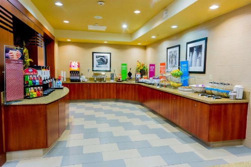 Hampton Inn & Suites Riverside/Corona East - image 10