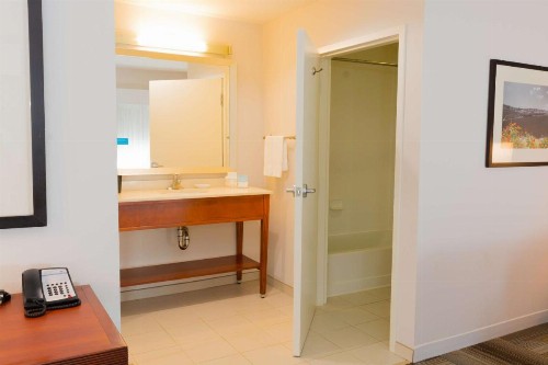 Hampton Inn & Suites Riverside/Corona East - image 13