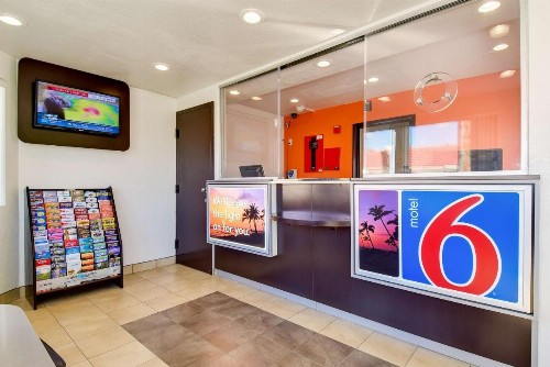Motel 6-Riverside CA - South - image 4