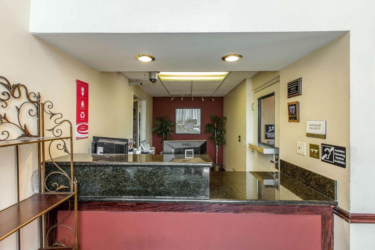 Econo Lodge Inn & Suites Riverside - Corona - image 4