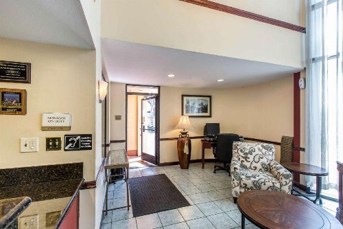 Econo Lodge Inn & Suites Riverside - Corona - image 5
