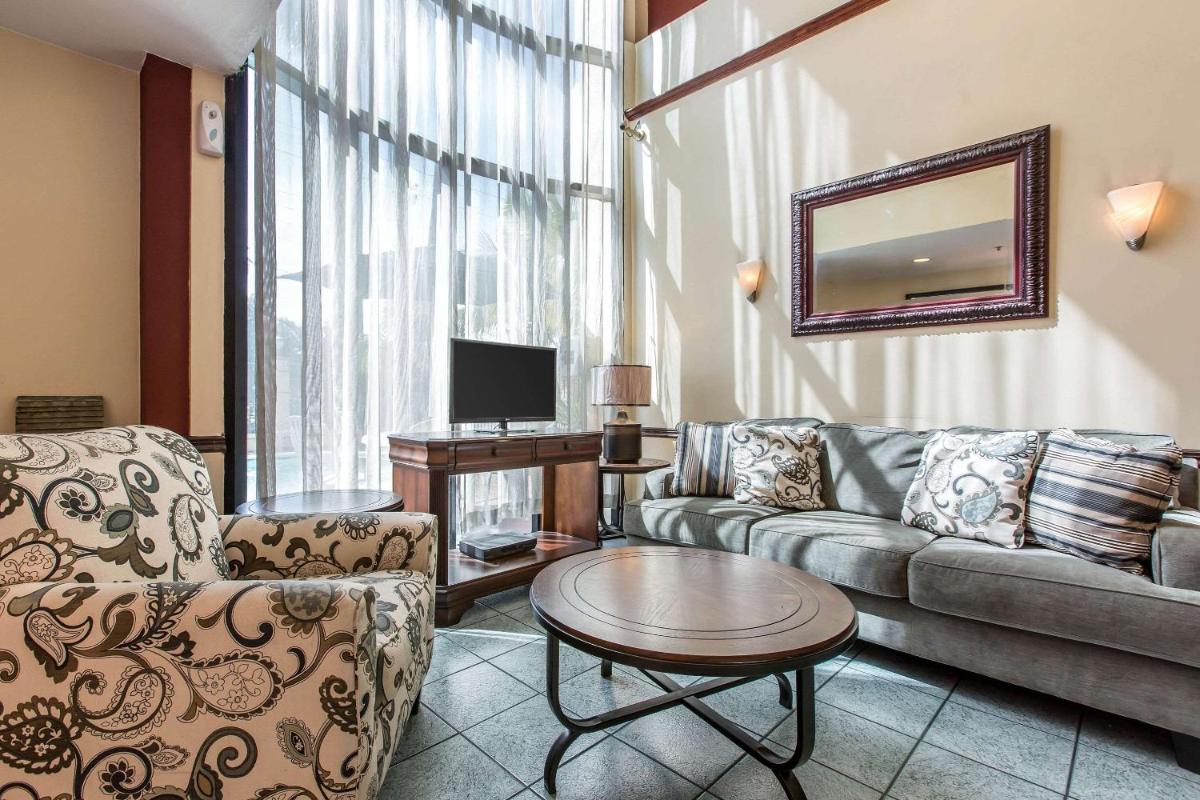 Econo Lodge Inn & Suites Riverside - Corona - image 6