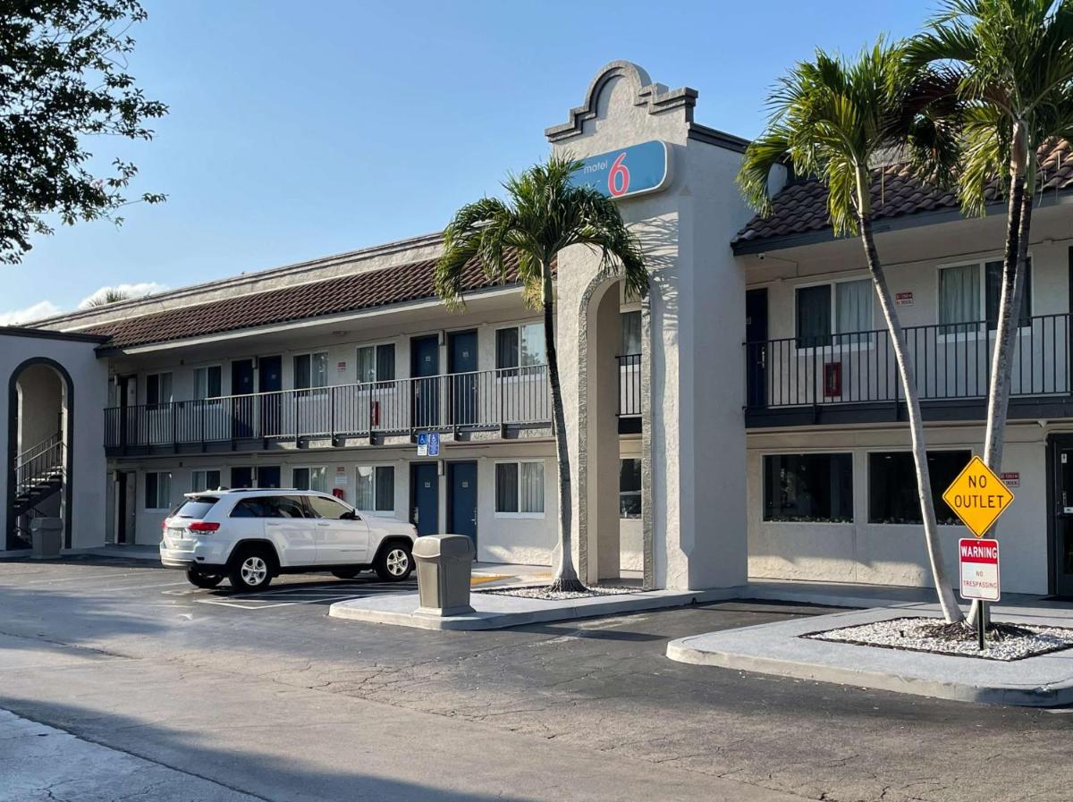 Travelodge by Wyndham Riviera Beach/West Palm - image 2